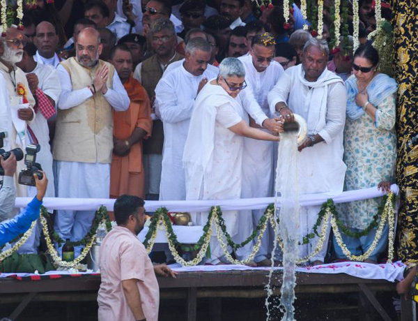 Vajpayee’s ashes immersed in the Ganges at Har Ki Pauri