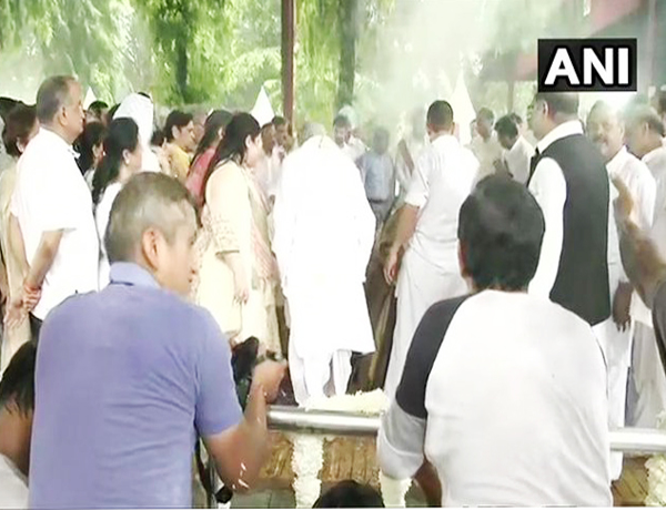 Atun Jaitley cremated with full state honours at the Nigambodh Ghat in New Delhi. (Image Credit: ANI)