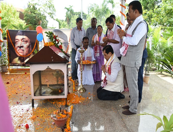 Chief Minister Sarbananda Sonowal offering floral tributes at the statue of Dr Bhupen Hazarika at the Dr Hazarika Samadhi Kshetra in Jalukbari, Guwahati.
