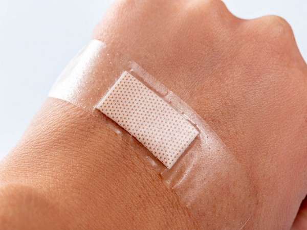 These colour-changing bandages sense, treat bacterial infections