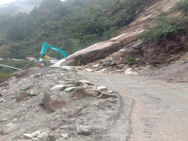 Traffic stopped on Rishikesh-Badrinath NH due to landslide