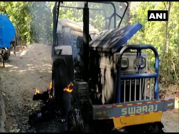 Naxals kill supervisor, set ablaze construction machines in Jharkhand