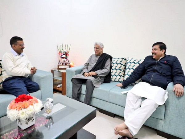Javed Akhtar meets Arvind Kejriwal in Delhi
