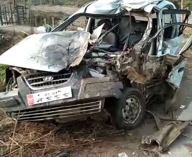 Overloaded Santro with 12 passengers hits parked Bolero, 6 dead, 2 ...