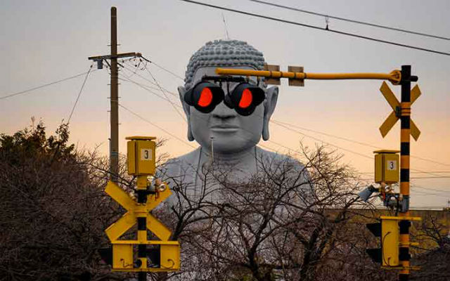 Train crossing gives Daibutsu title of most stylish Great Buddha in Japan