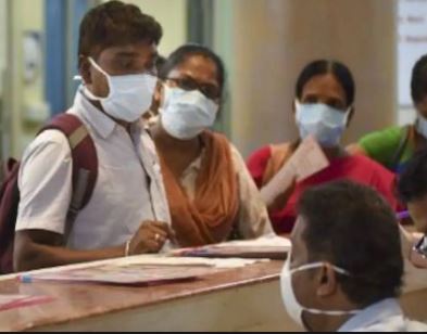 76-year-old man from Karnataka became the first casualty of Coronavirus in India. His sample, which had been taken before he died, confirmed that he was suffering from the deadly virus, Karnataka health minister B Sriramalu said. The man who was a resident of Kalbauragi in Karnataka had recently returned from Saudi Arabia. The officials also said that the man was suffering many other diseases including hypertension, diabetes and asthma. So far, a total of 74 positive cases (till Thursday) of Coronavirus have been traced in the country, according to the data provided by the Union health ministry. A maximum of 17 positive cases have been reported from the state of Kerala including the three cured patients who had returned from China’s Hubei province. Closely following Kerala, 11 cases have been reported in Maharashtra and 10 cases have been traced in Uttar Pradesh. 17 foreign nationals are also included in the 74 positive cases traced in the country. A Google employee in Bangalore has also been tested positive. There are reports of an Australian cricketer also getting infected by the COVID-19 virus. As a precautionary measure, the Delhi government has shut all the colleges, schools and movie theatre in the national capital. However, schools and colleges which are conducting the ongoing exams will remain open. A total of 6 cases have been reported in the national capital so far. The central government also suspended visas from all the countries in order to curb the spread of the virus. Barring few exceptions including the diplomatic visits and employment visas, all other visas from all the nations across the world have been suspended by the government. The government has also advised people against travelling overseas to help curb the spread of the deadly virus.