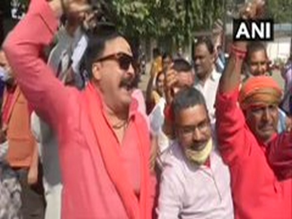 With NDA leading in Bihar, BJP supporters start celebration