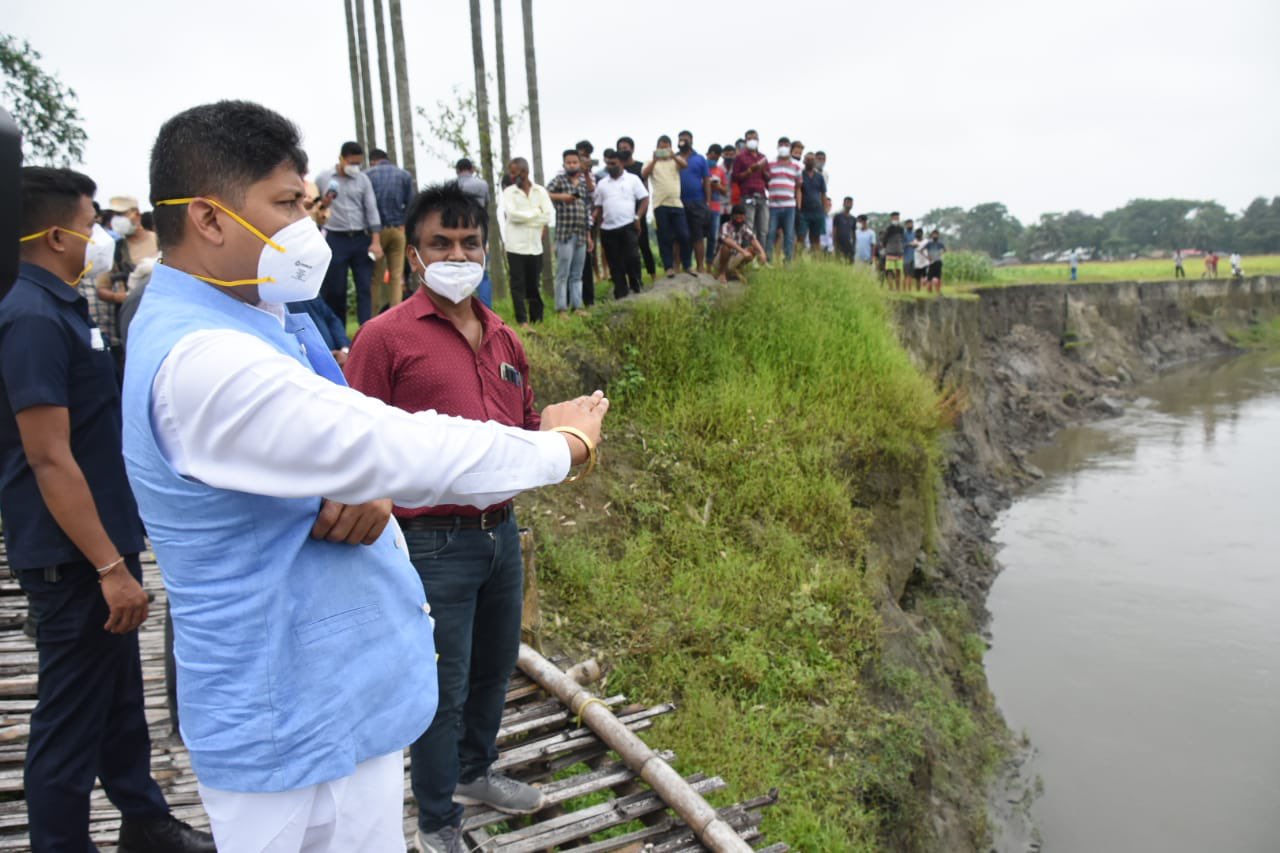 Pijush Hazarika takes stock of construction of embankments and levees along Brahmaputra - News Live
