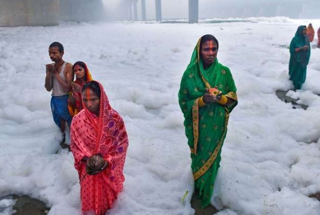 Chhath puja: Devotees raise concerns over toxic foam floating in Yamuna ...