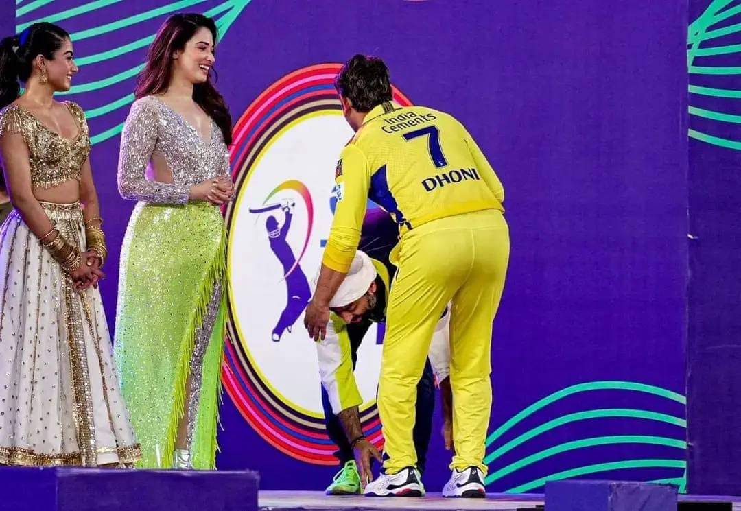 Arijit Singh Touches Ms Dhoni S Feet During Ipl Ceremony Pic Goes