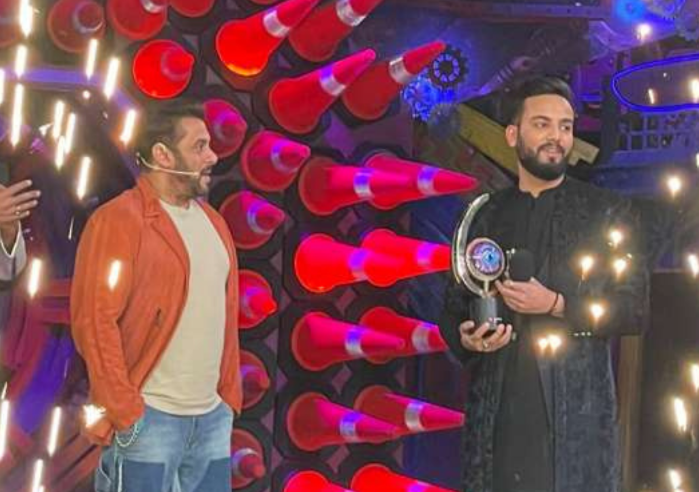 Bigg Boss Ott 2 Winner Elvish Yadav Lifts The Trophy News Live