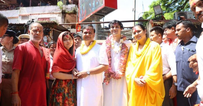 Assam CM Dr Himanta Biswa Sarma offers prayers at Kamakhya Temple with family