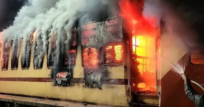Pune Train Fire Incident Beggar’s Bidi Causes Fire to Break Out on Daund-Pune Train